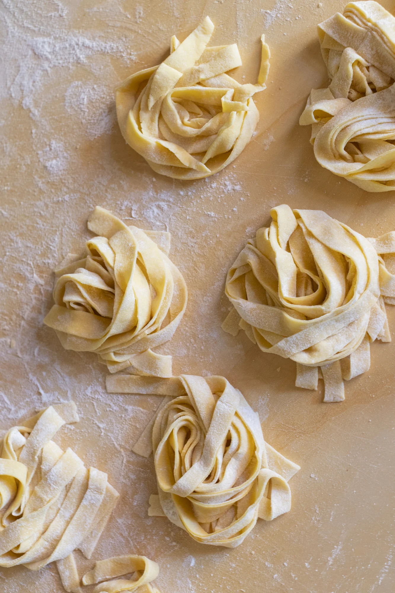Nidi di tagliatelle fresche sul piano infarinato nella cucina di The Monteleone