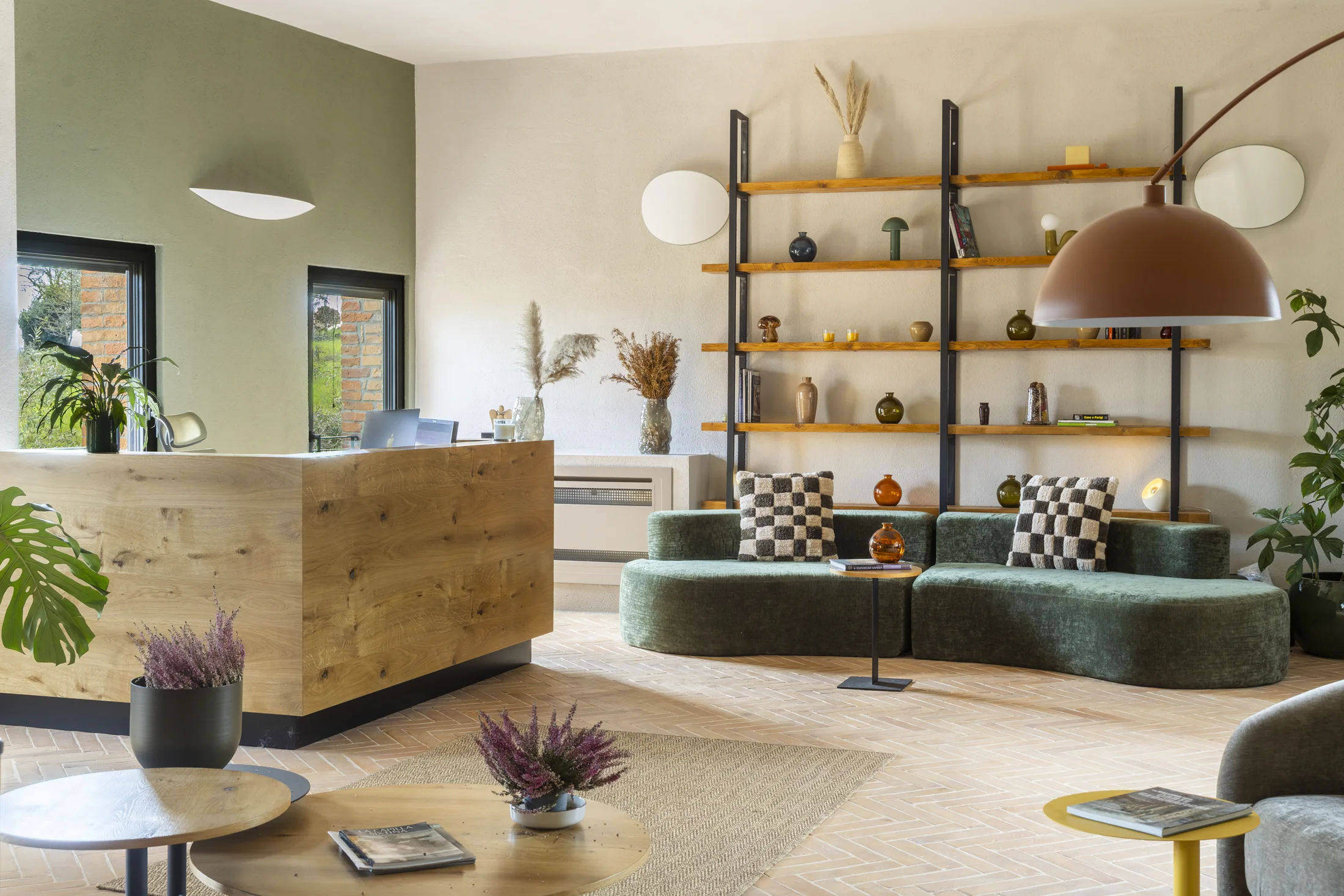 La reception di The Monteleone, tra arredi contemporanei e materiali naturali