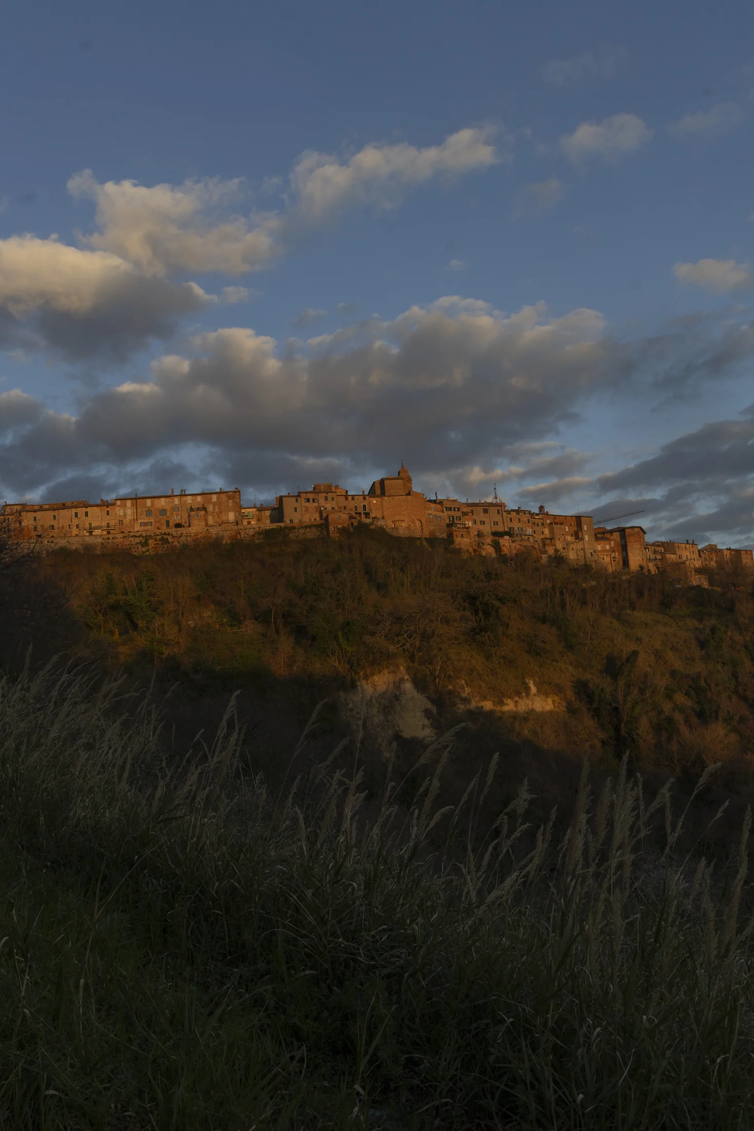 Monteleone d’Orvieto sulla collina, nella luce della sera