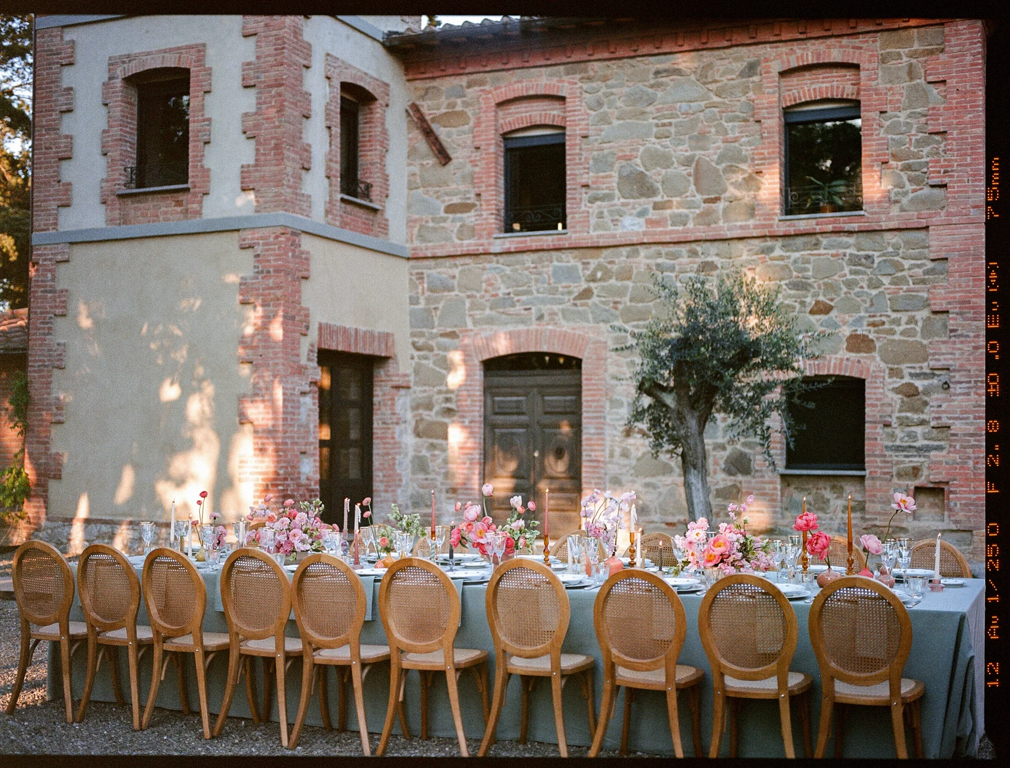 La facciata in pietra di The Monteleone e una lunga tavola allestita con fiori e candele