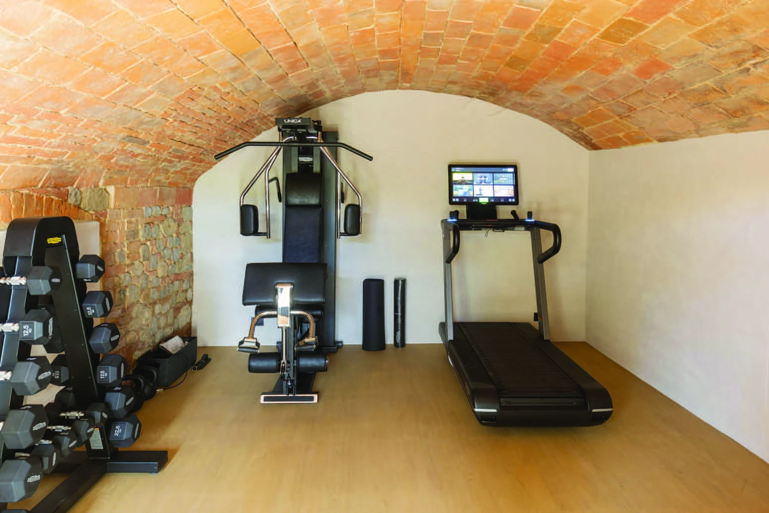 La palestra di The Monteleone, con attrezzature Technogym sotto le volte in mattoni