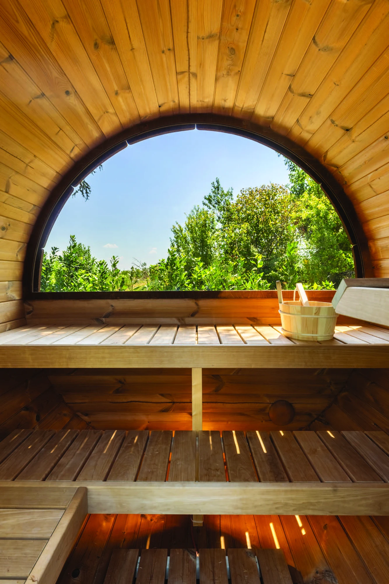 L’interno della sauna di The Monteleone con la finestra curva affacciata sul verde